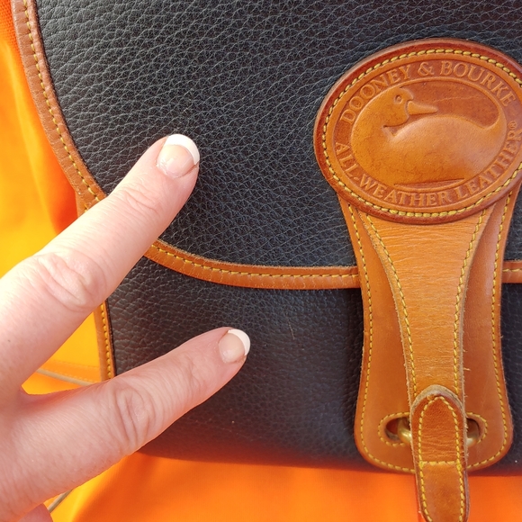 Authentic Vintage Dooney & Bourke AWL Essex Bag - Picture 9 of 9